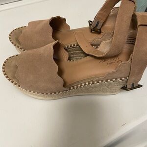 Crown Vintage size 6 Tan Wedge Shoes with Ankle Strap $69
